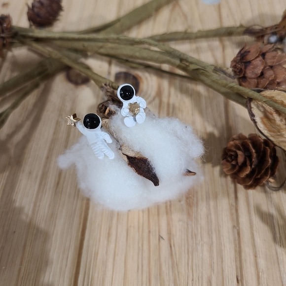 👩‍🚀🧑‍🚀NEW👩‍🚀🧑‍🚀DARLING!! Asymetrical Stud Astronaut Earrings👩‍🚀🧑‍🚀 - Picture 10 of 14